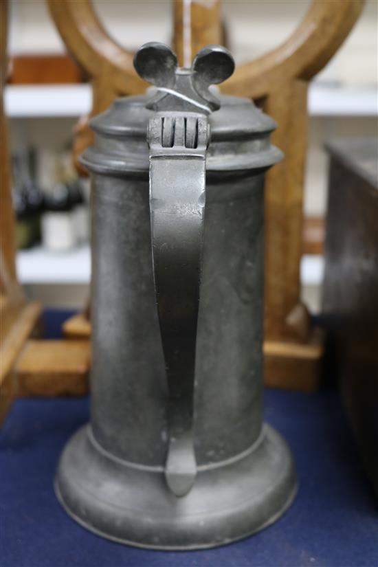 A Charles II Beefeater pewter flagon, probably Robert Marten (1638-1674), 9.25in.